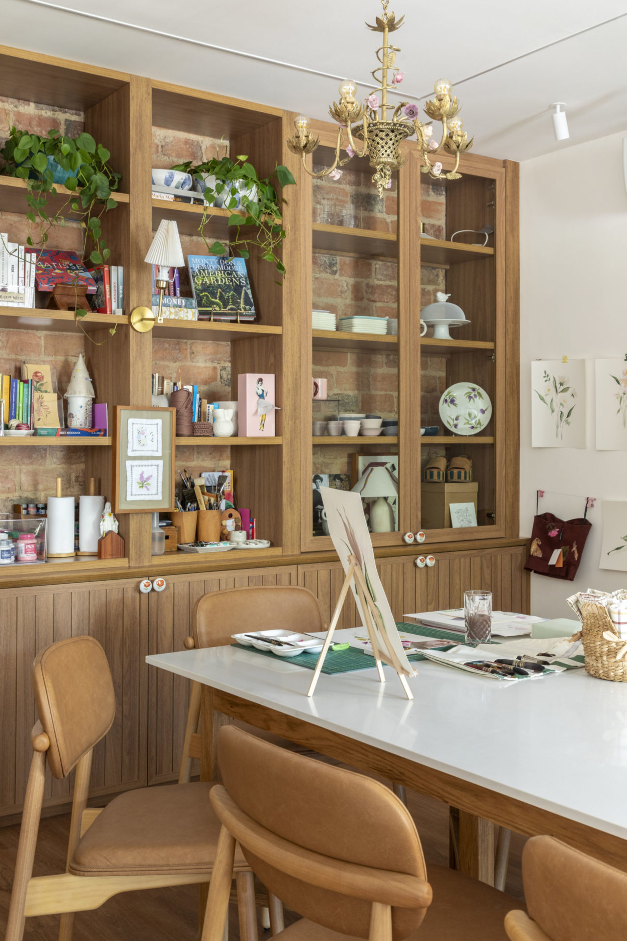 na foto estante de madeira e pesa de ateliê