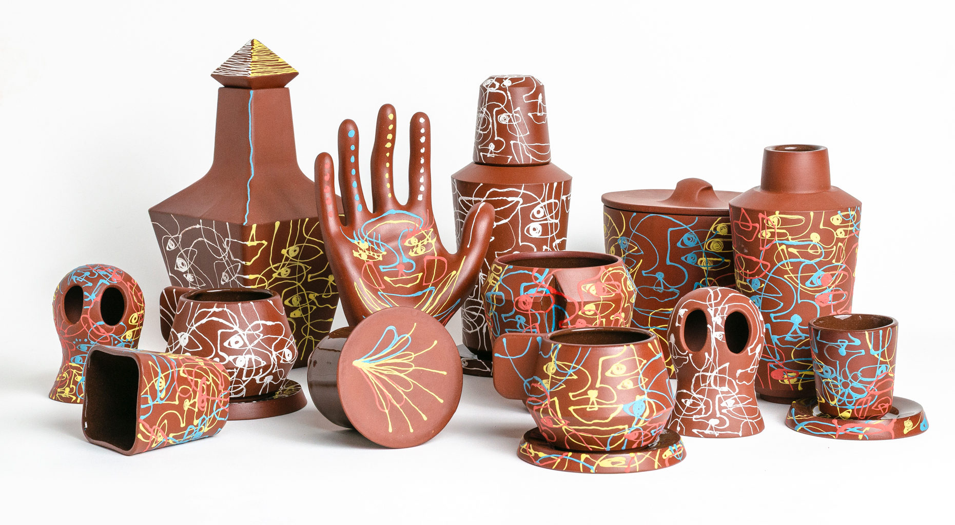 na foto peças de cerâmica