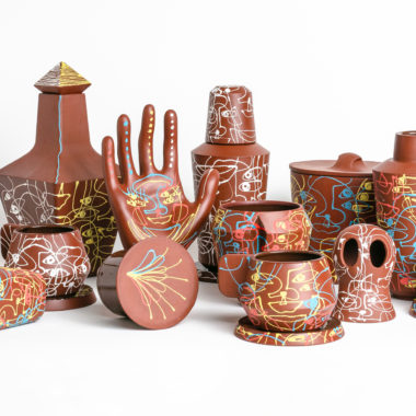 na foto peças de cerâmica