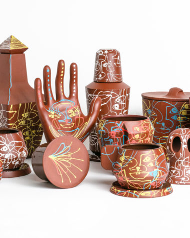 na foto peças de cerâmica