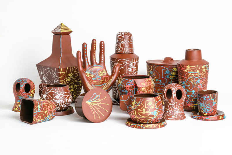 na foto peças de cerâmica