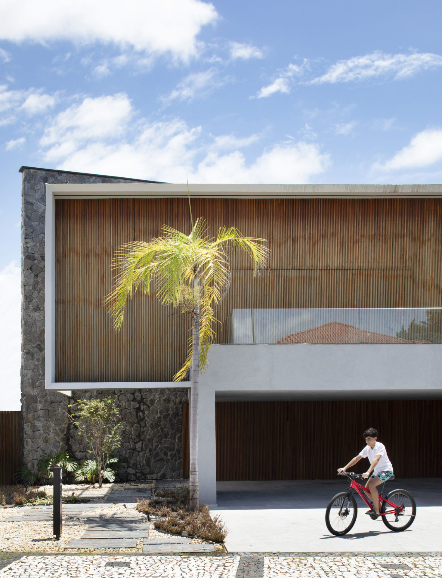 na foto fachada de casa sem telha em formato de cubo