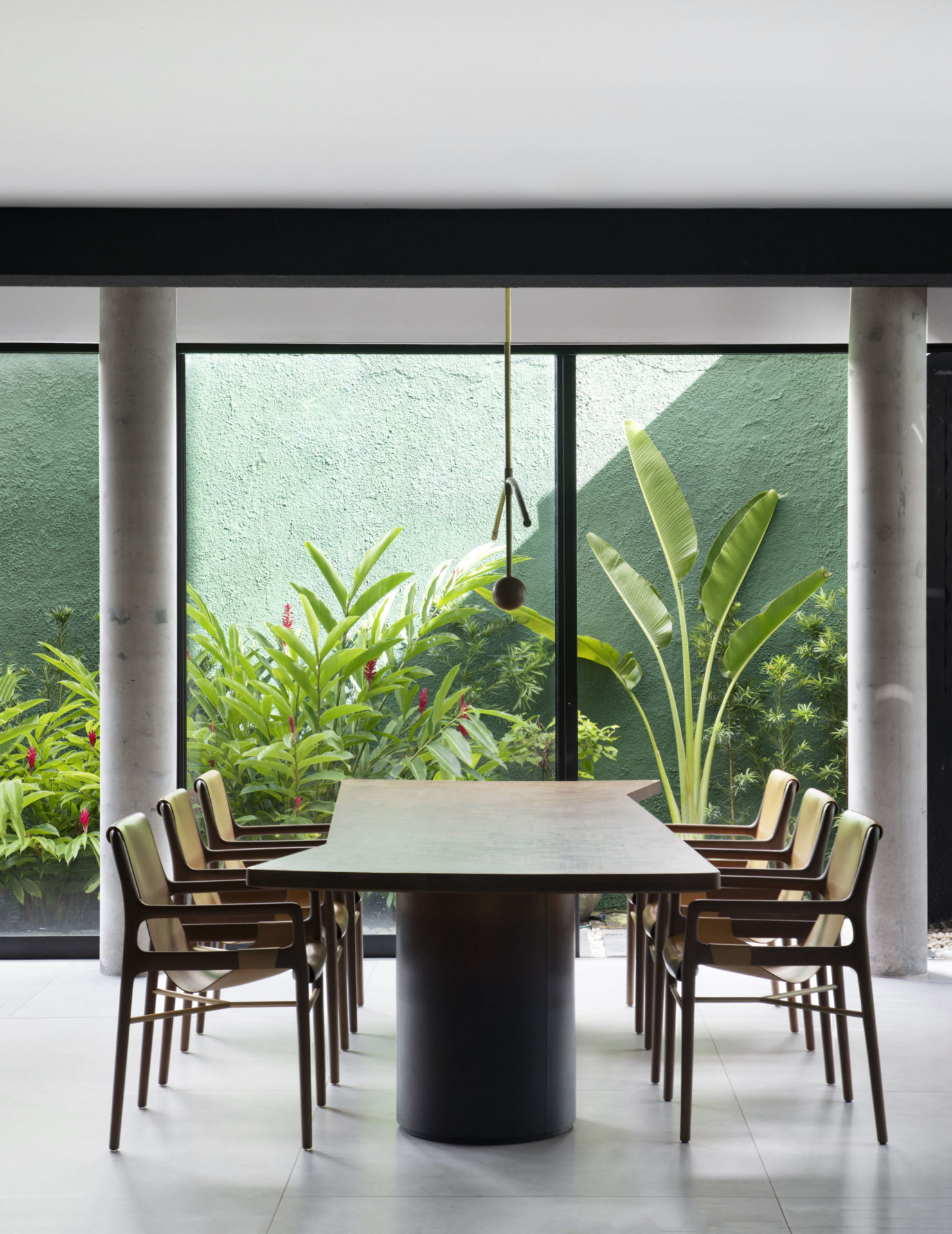 na foto sala de jantar com mesa e varanda