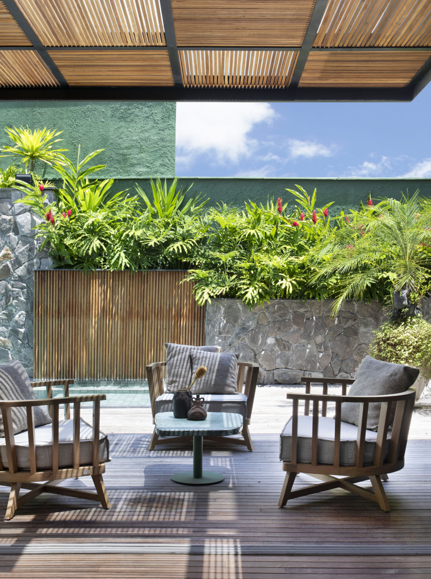 na foto área externa de casa com cadeiras e jardim