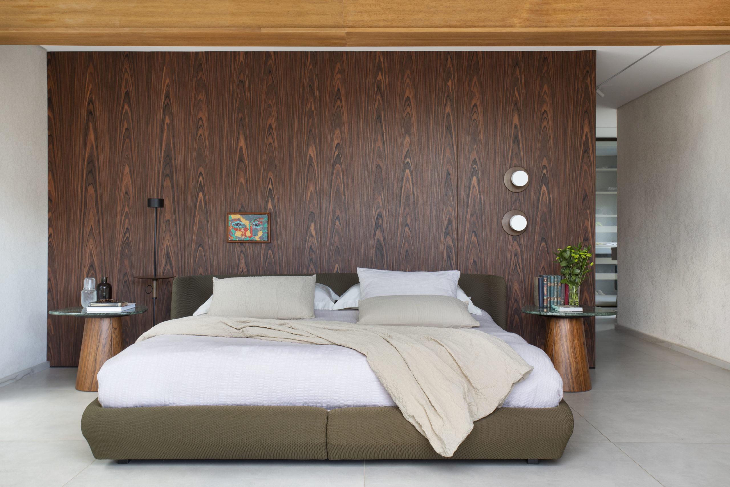 n foto quarto com cama de casal e mesinhas de cabeceira