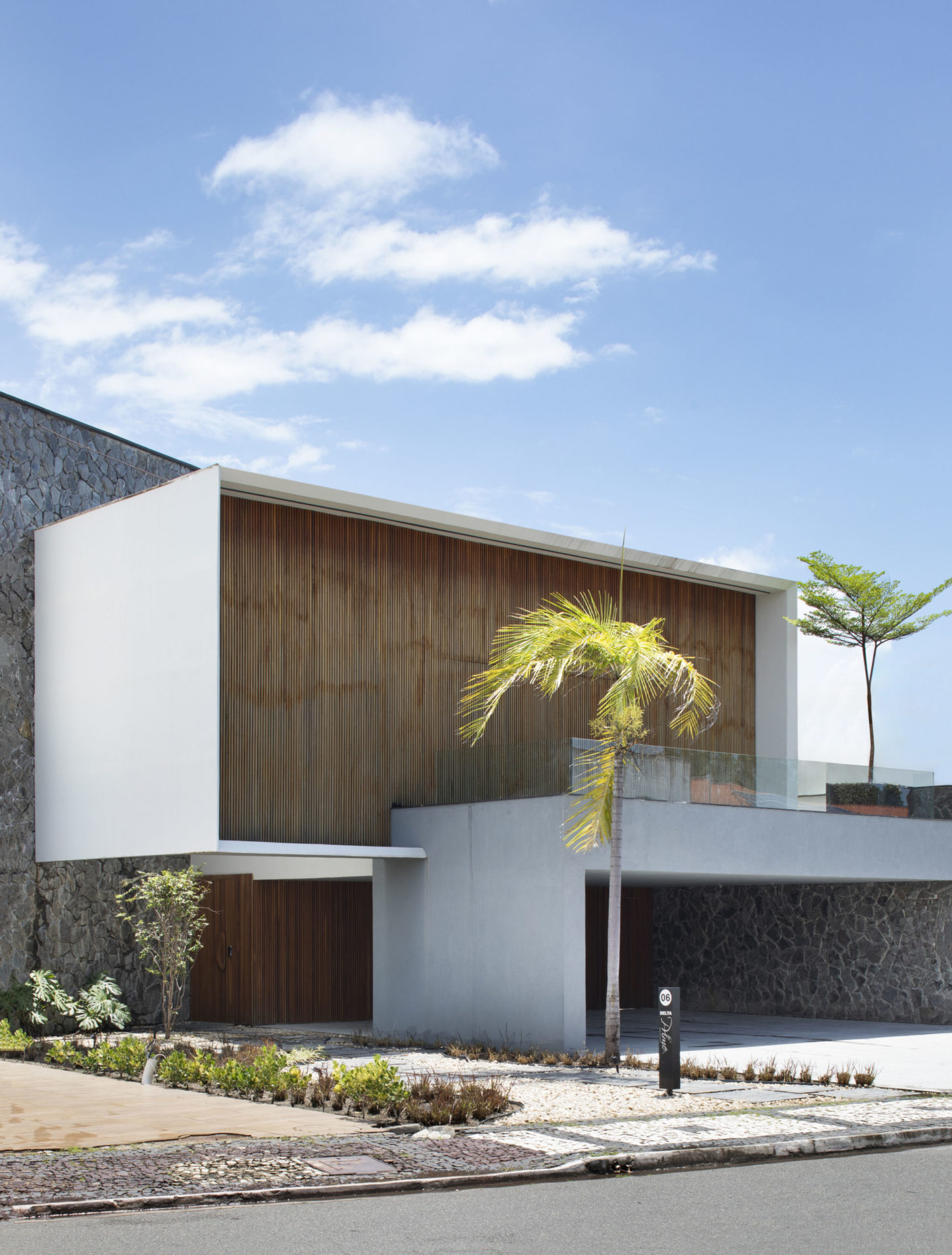 na foto fachada de casa sem telhas