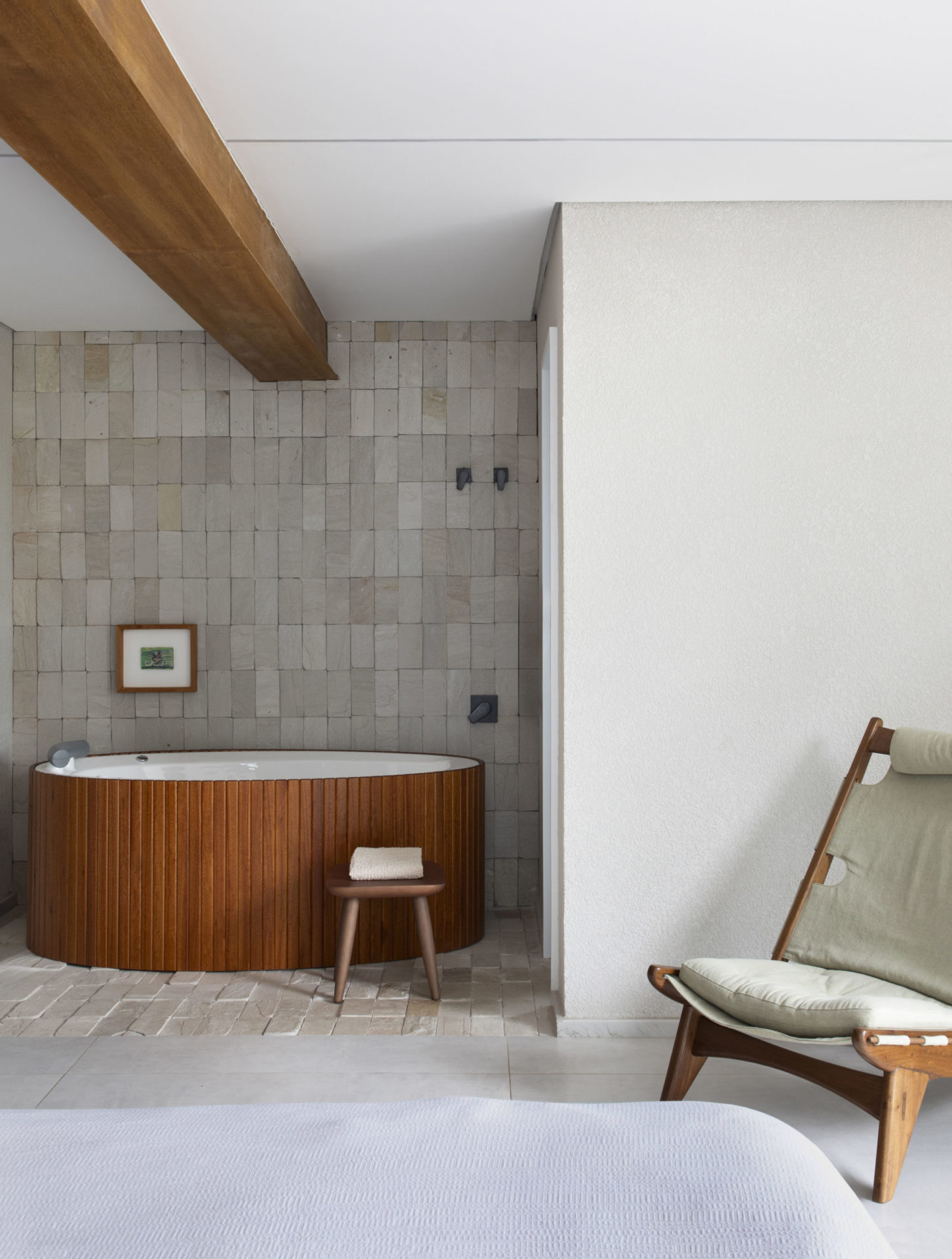 na foto banheiro de suíte com banheira