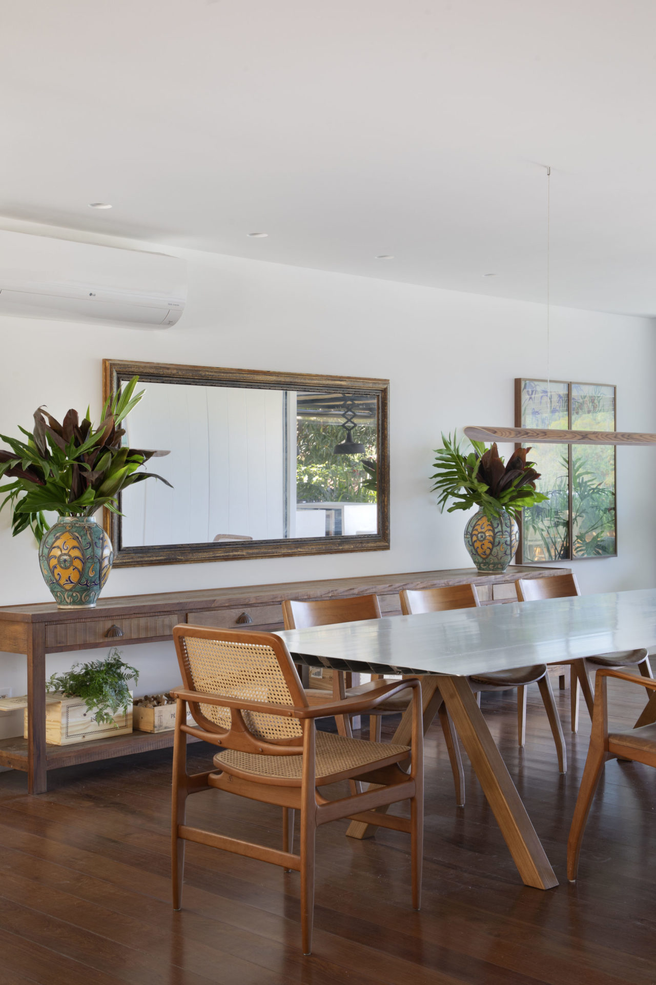 na foto sala de jantar com piso de madeira