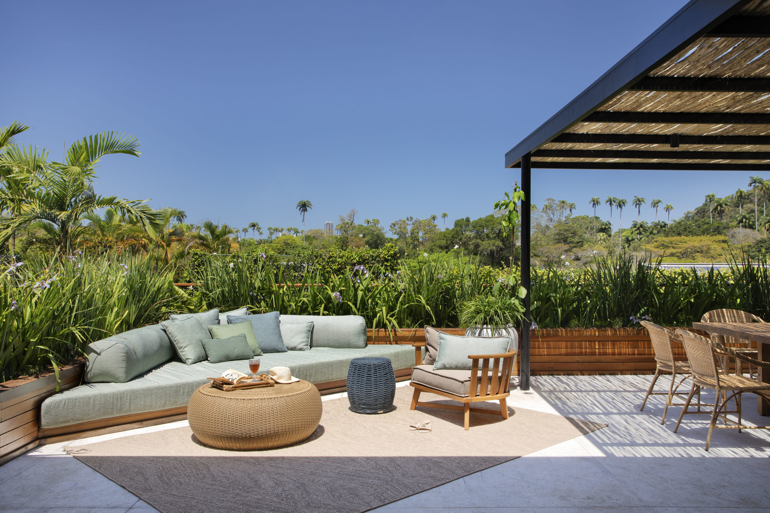na foto spa de casa no rio de janeiro, área aberta com céu azul