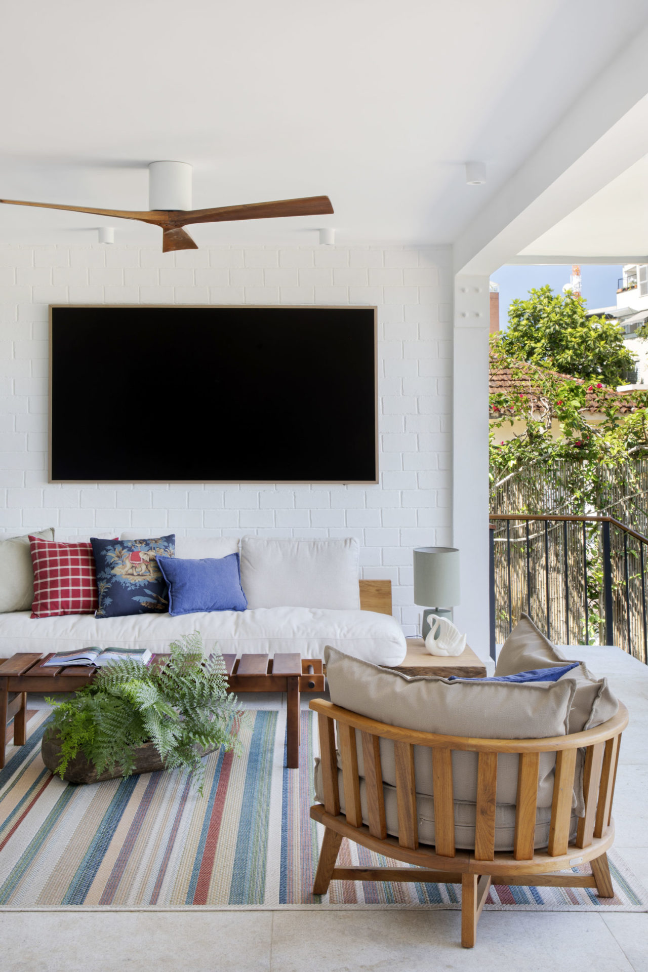 na foto sala de tv e varanda