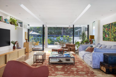 na foto sala com sofá, poltrona de couro e TV