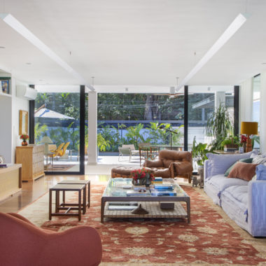 na foto sala com sofá, poltrona de couro e TV