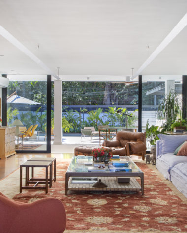 na foto sala com sofá, poltrona de couro e TV