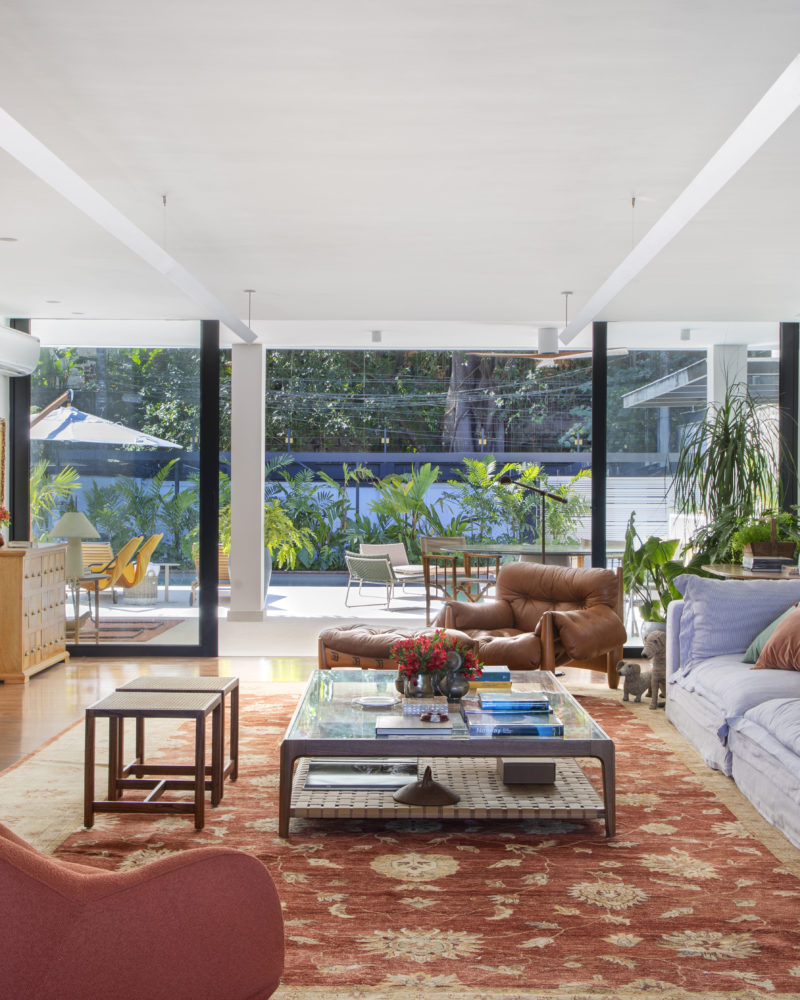 na foto sala com sofá, poltrona de couro e TV