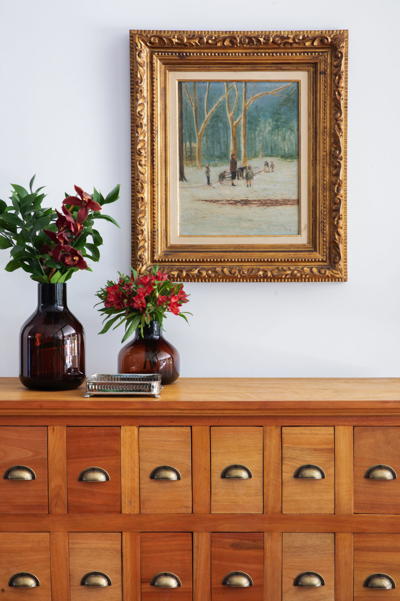 na foto móvel de madeira com vasos de flores