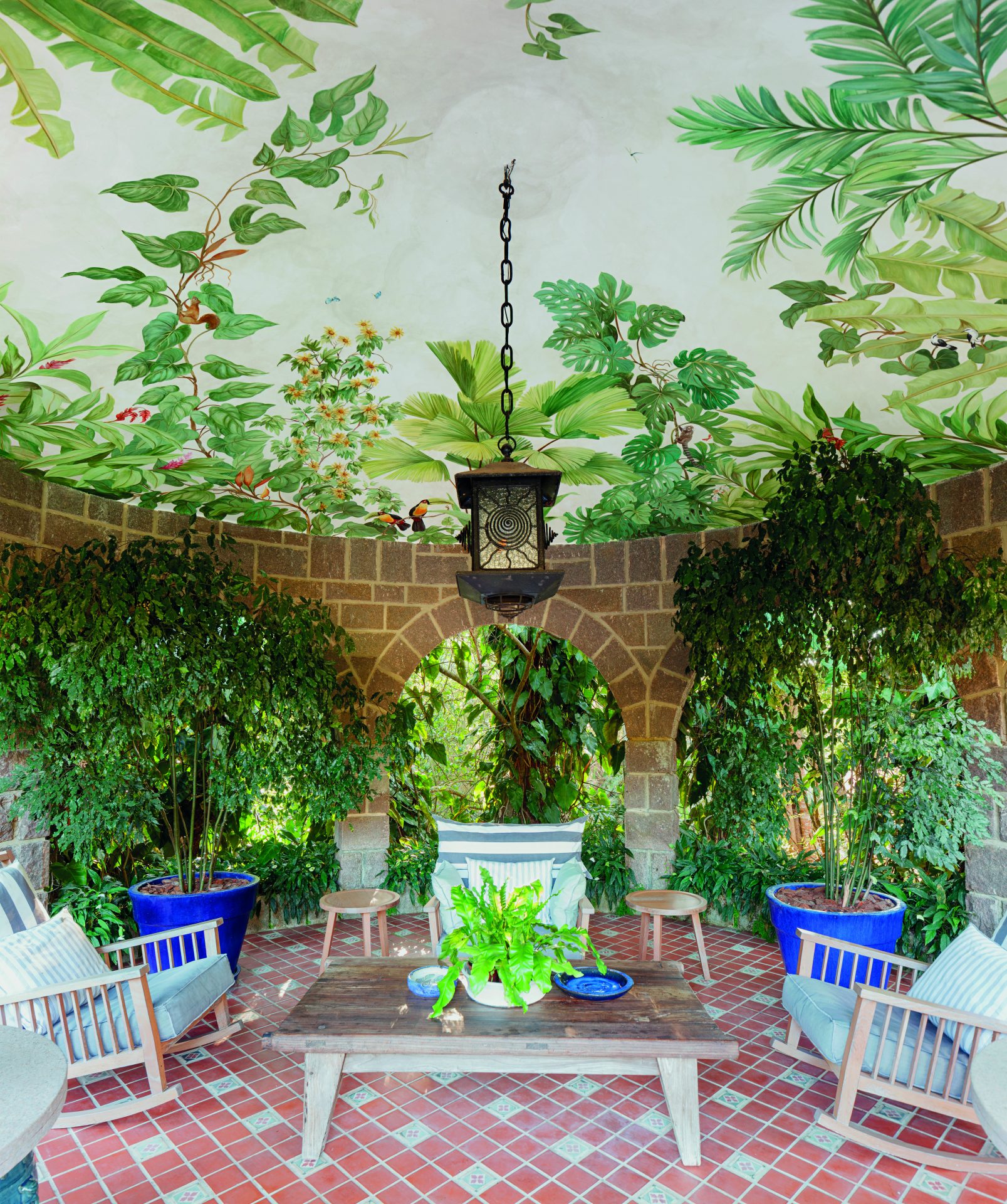 na foto um gazebo com pintura no teto