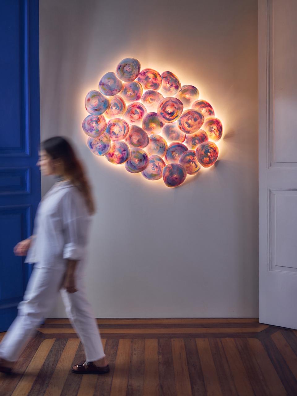 na foto mulher branca de cabelos longos andando em um cômodo