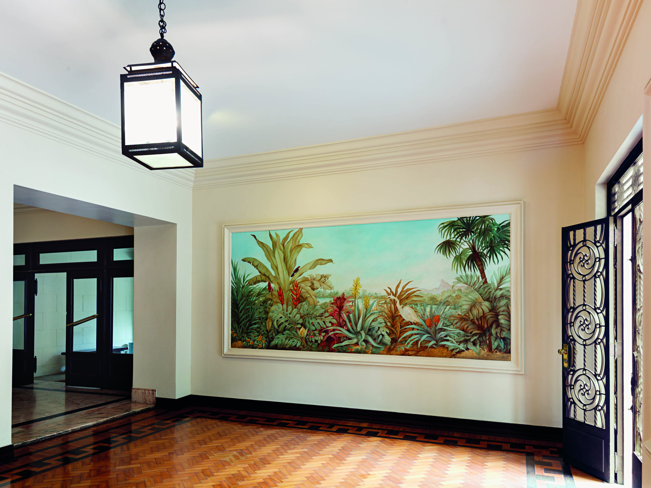 na foto grande mural com tema de florestas em um hall de entrada