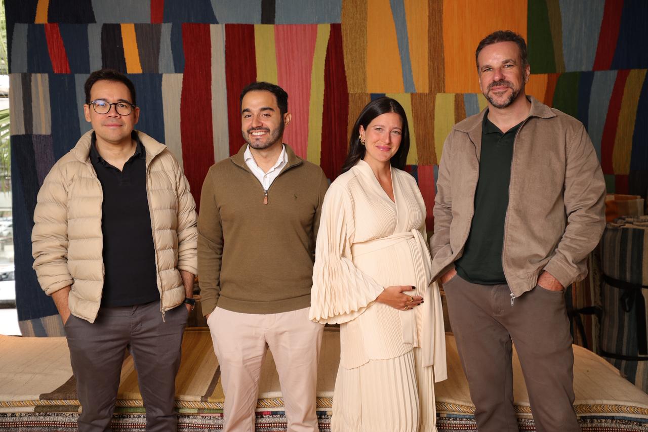 Na foto três homens e uma mulher grávida