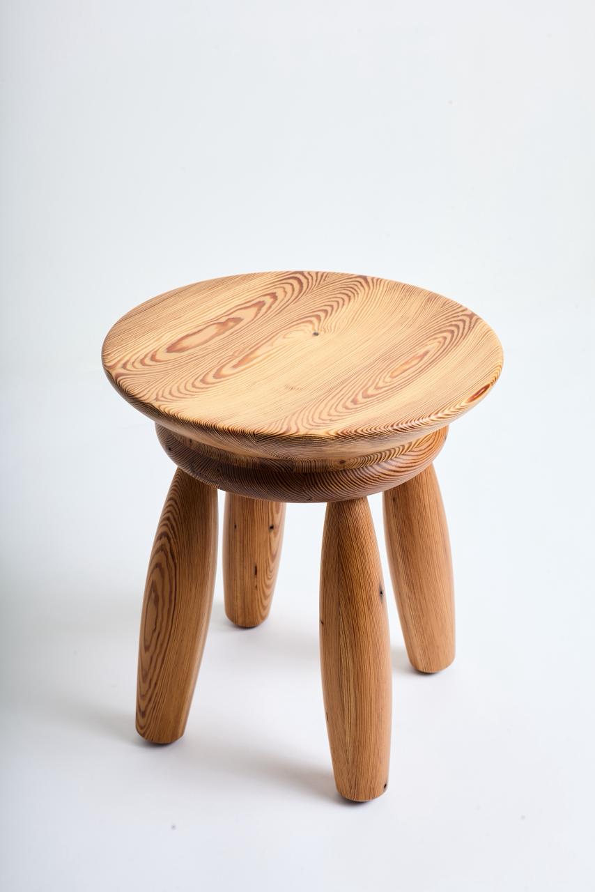 Na foto banqueta pequena de madeira