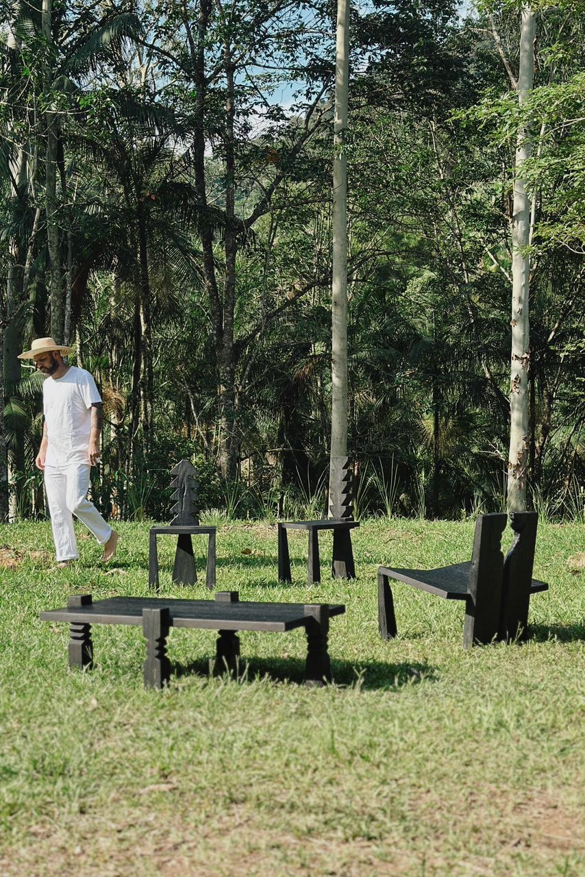 na foto homem de branco em um grande parque