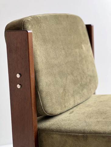 na foto uma poltrona com estofado