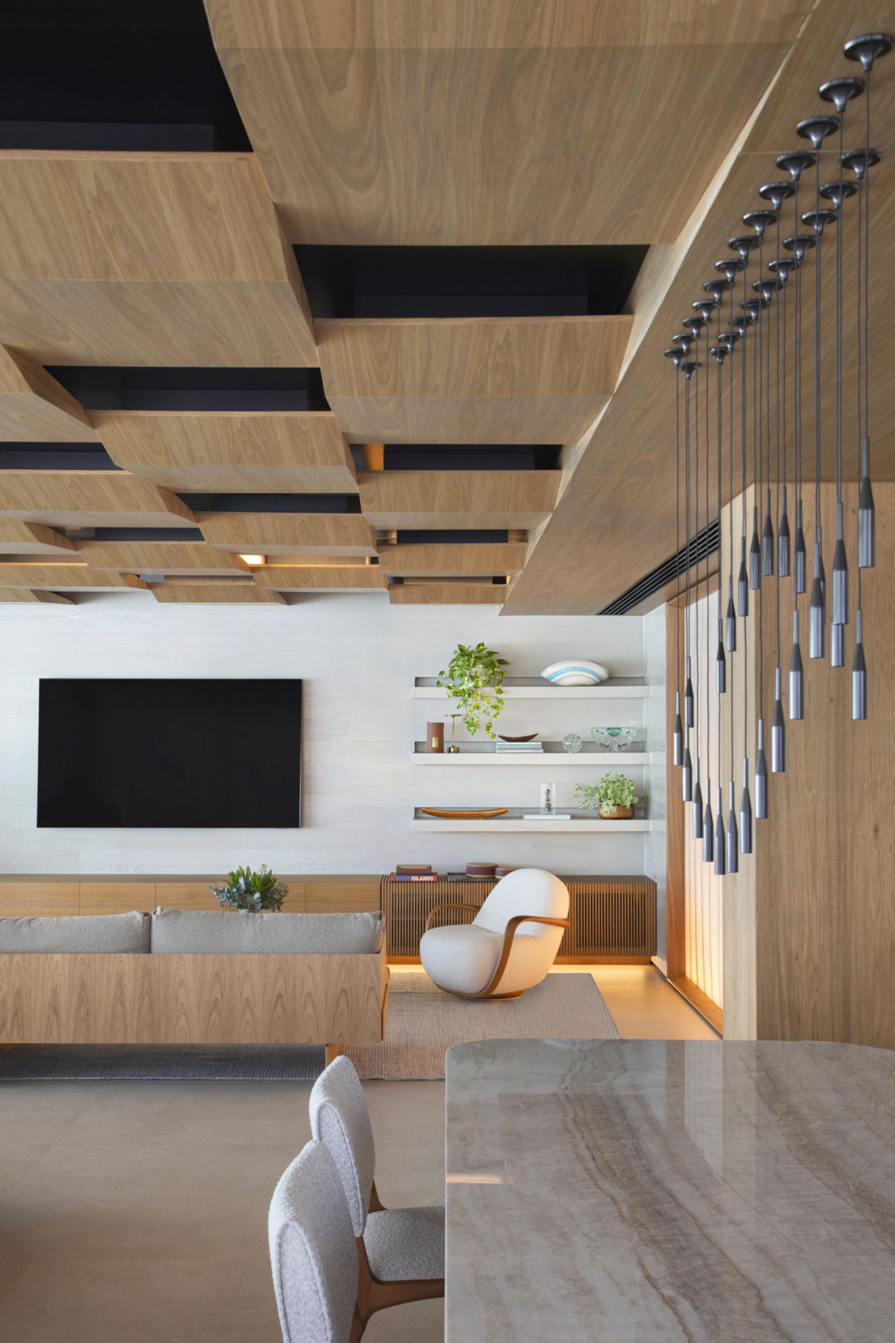 na foto sala de tv com poltronas May