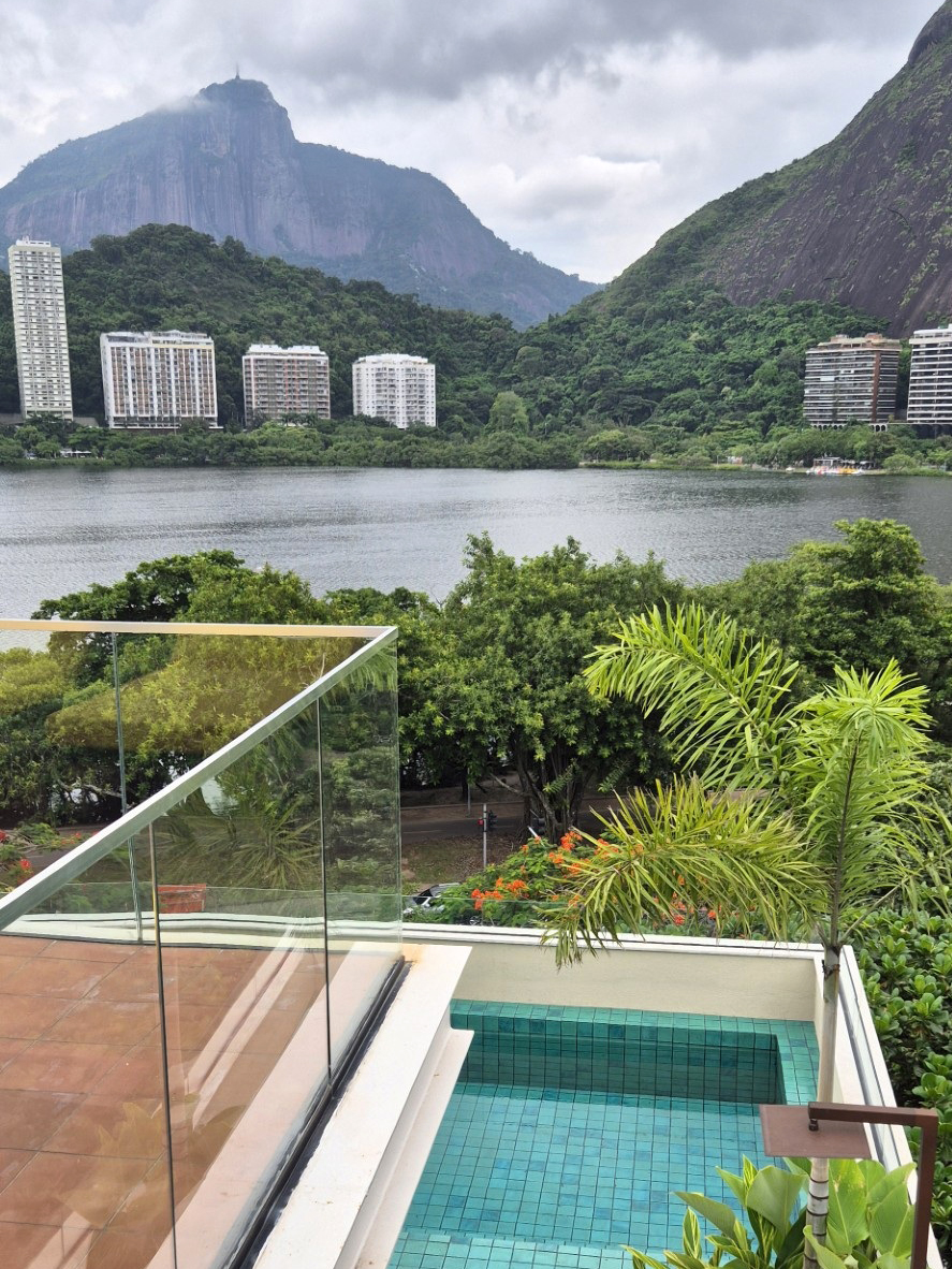 na foto piscina com vista para a Lagoa Rodrigo de Freitas
