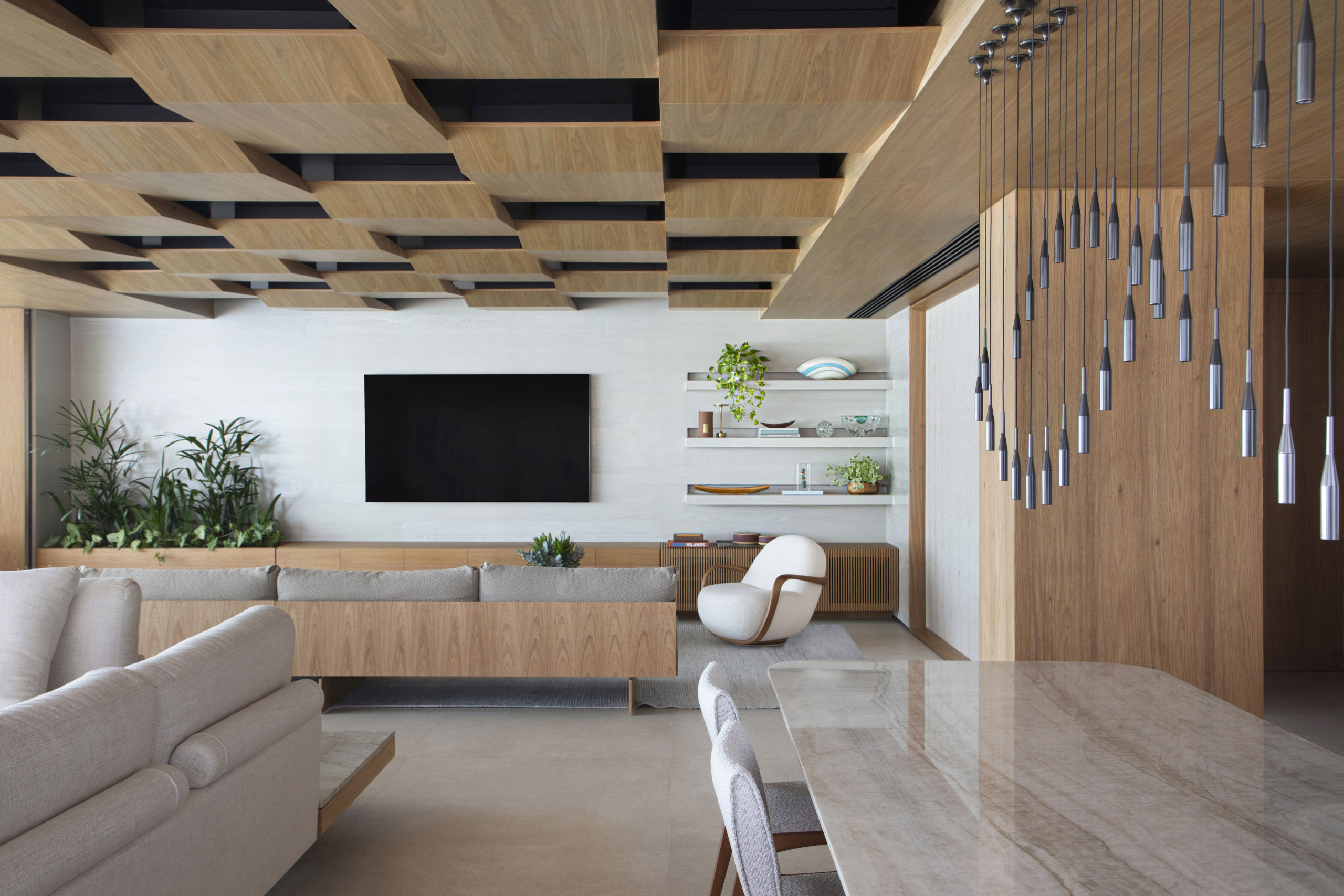 na foto sala de jantar e TV