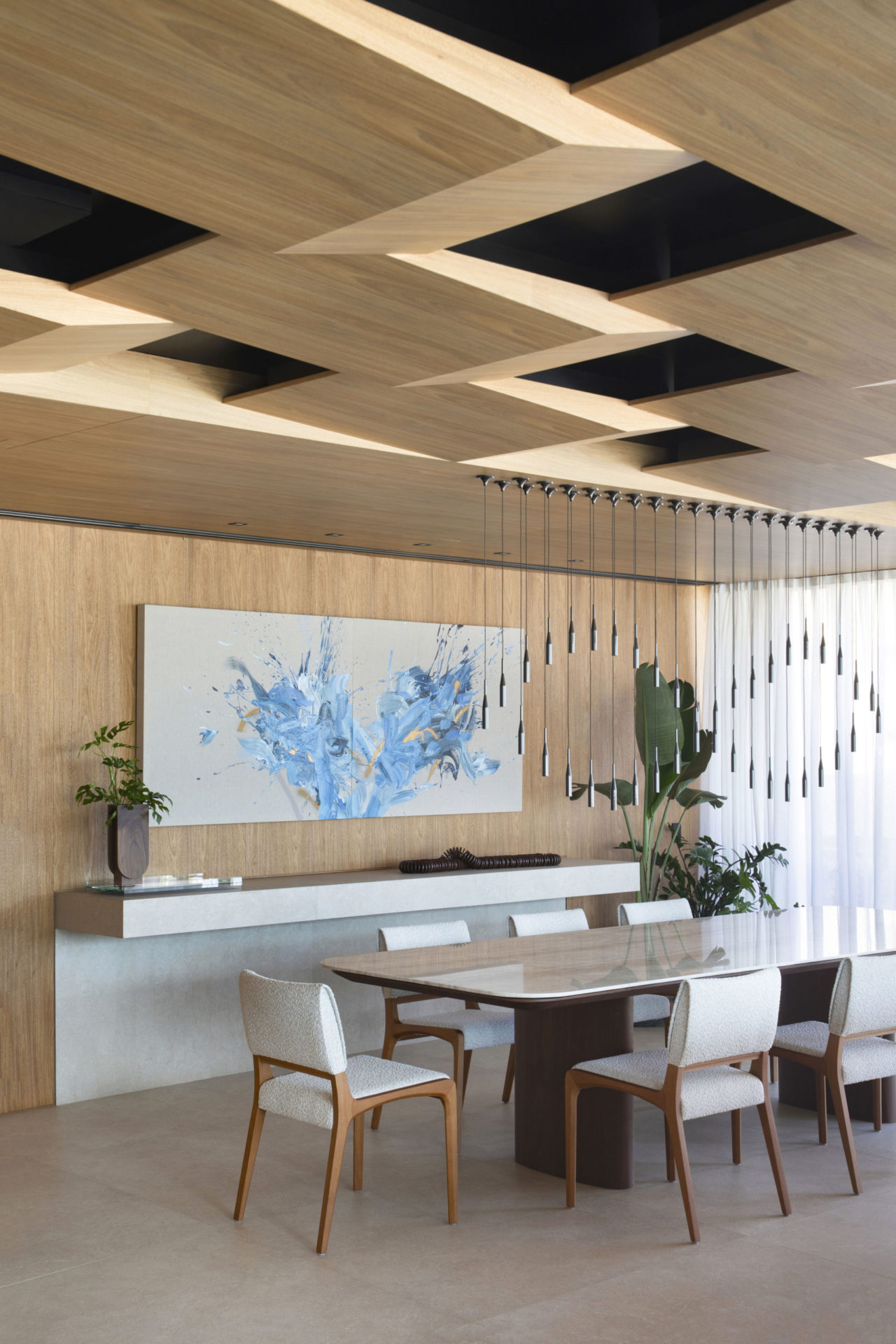 na foto mesa de jantar e aparador