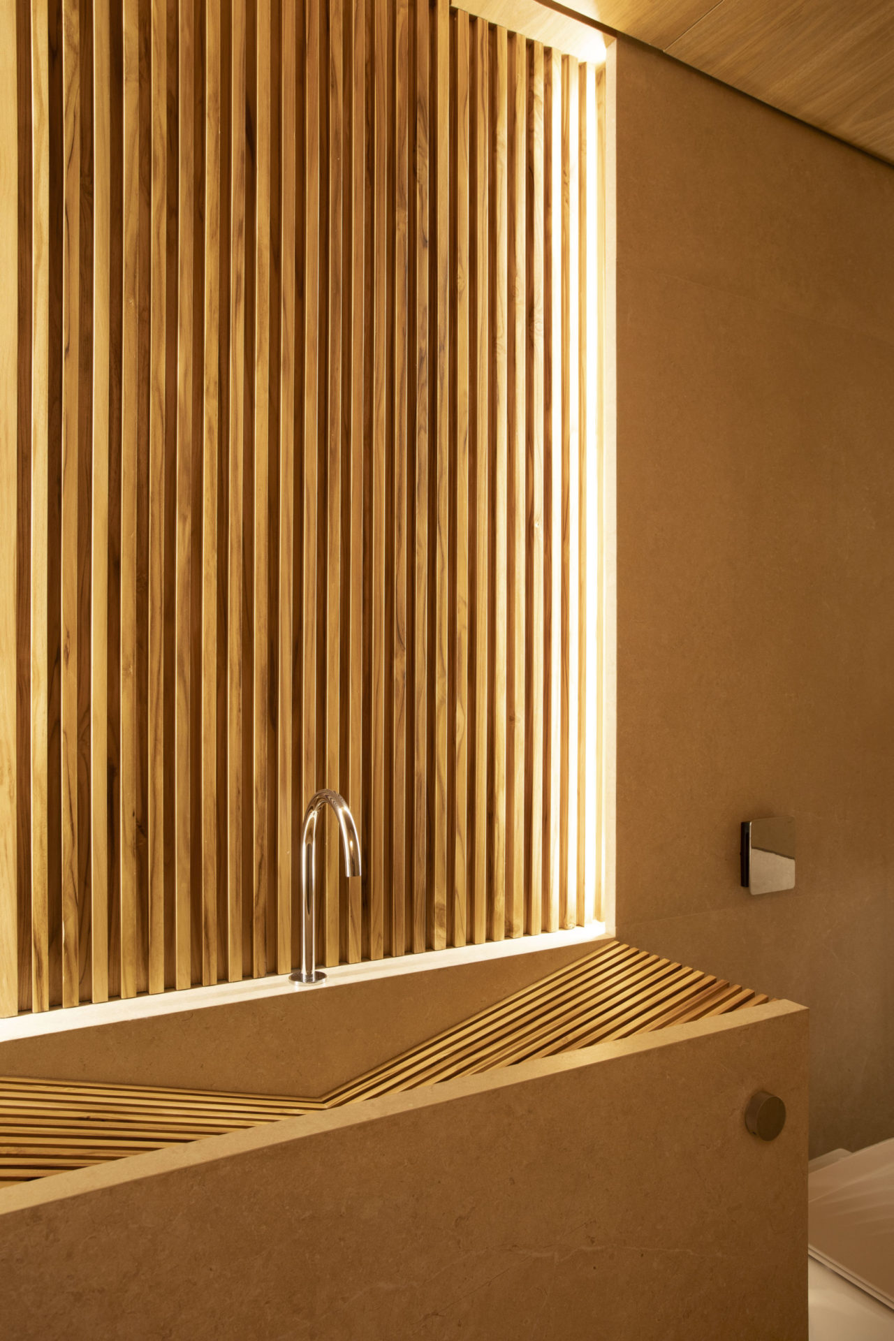 na foto lavabo com deck de madeira natural 