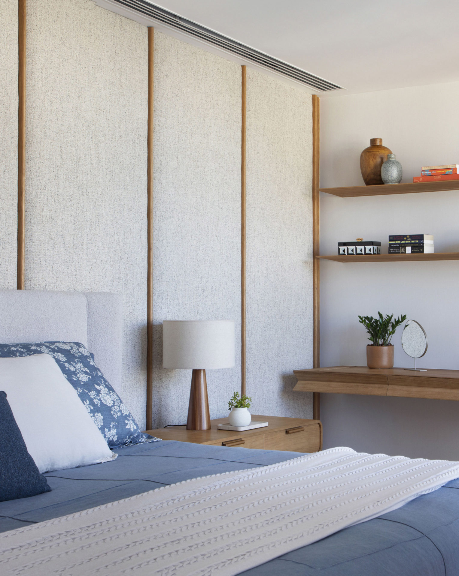 na foto quarto com cama de casal, armário e prateleiras