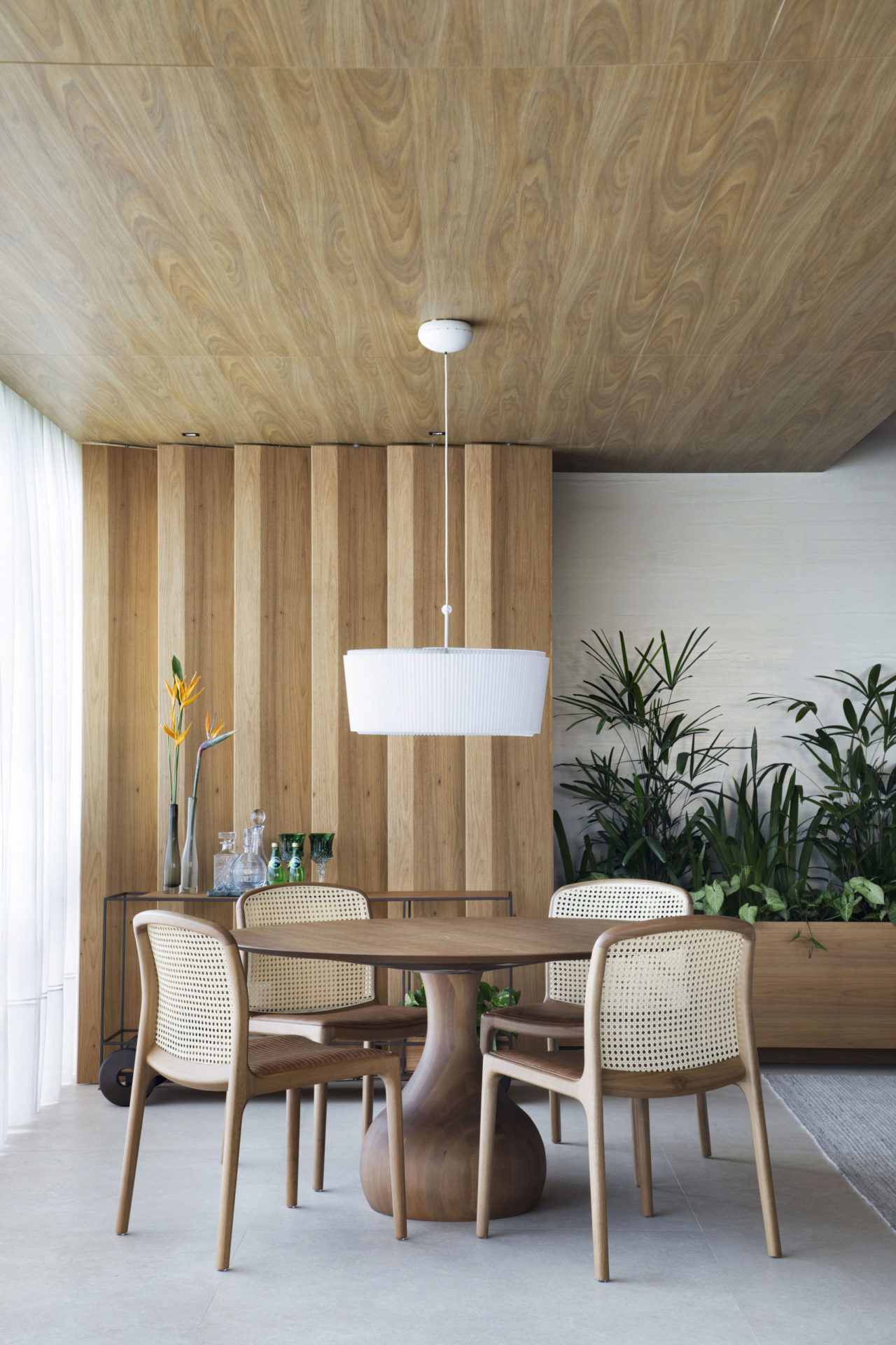 na foto sala de jantar com mesa e parede e teto em madeira