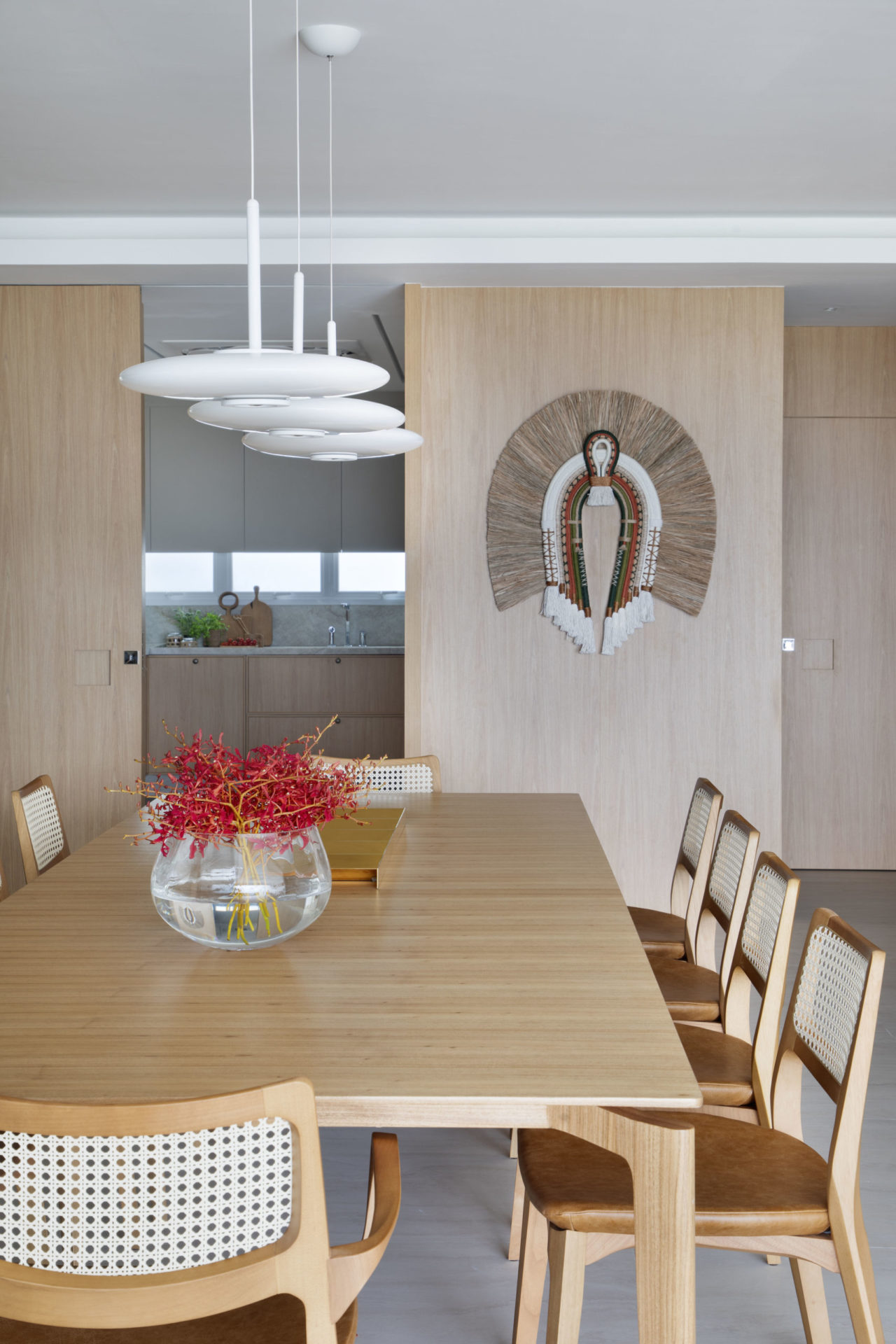 na foto sala de jantar com cocar na parede