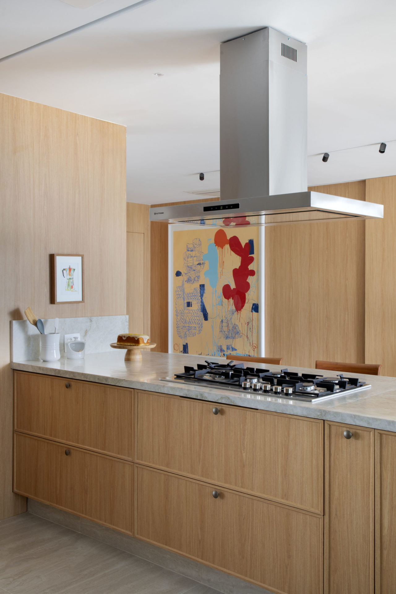 na foto bancada de cozinha toda em madeira clara