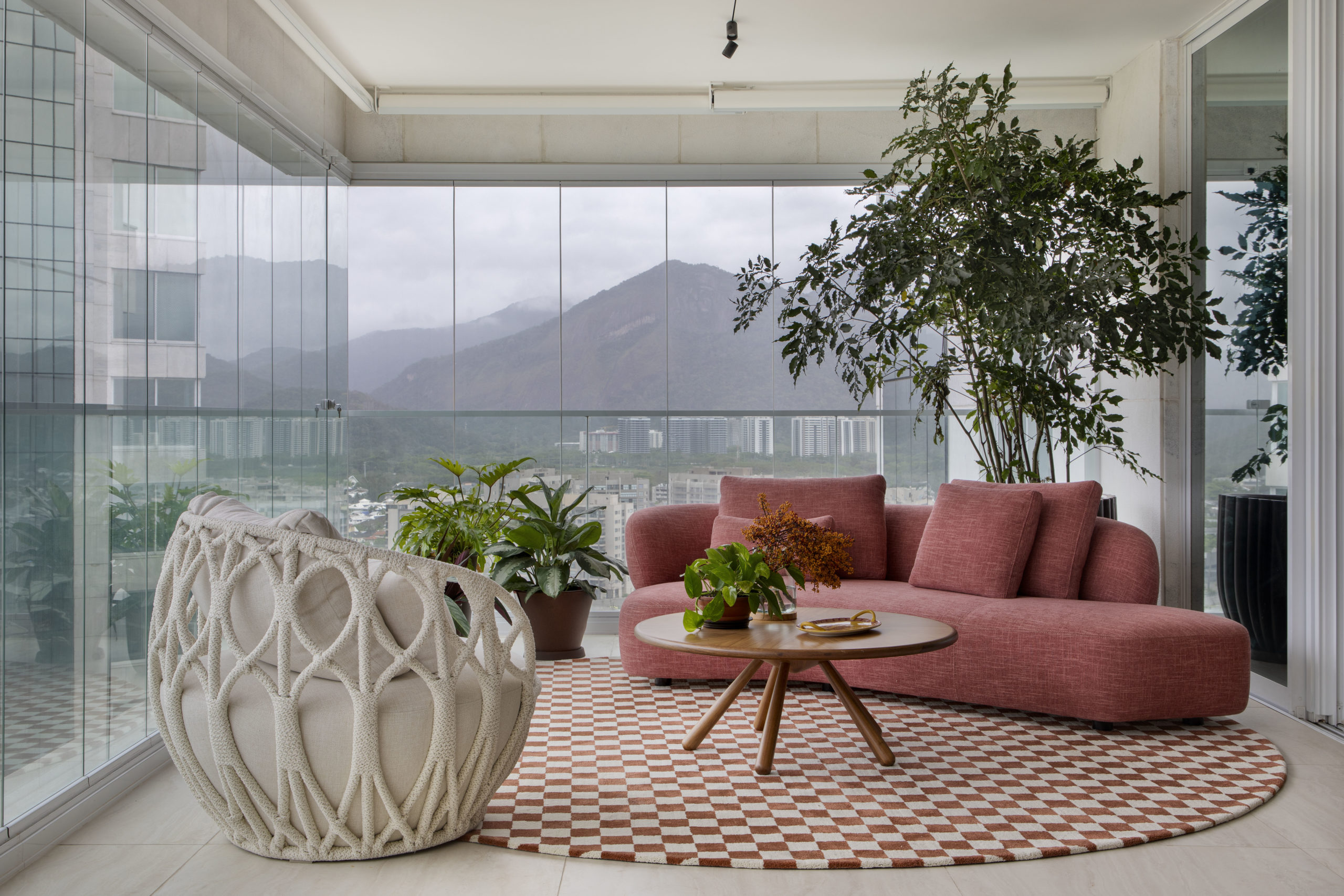 Apartamento de 245 m² ganha atmosfera chic, descontraída e leve