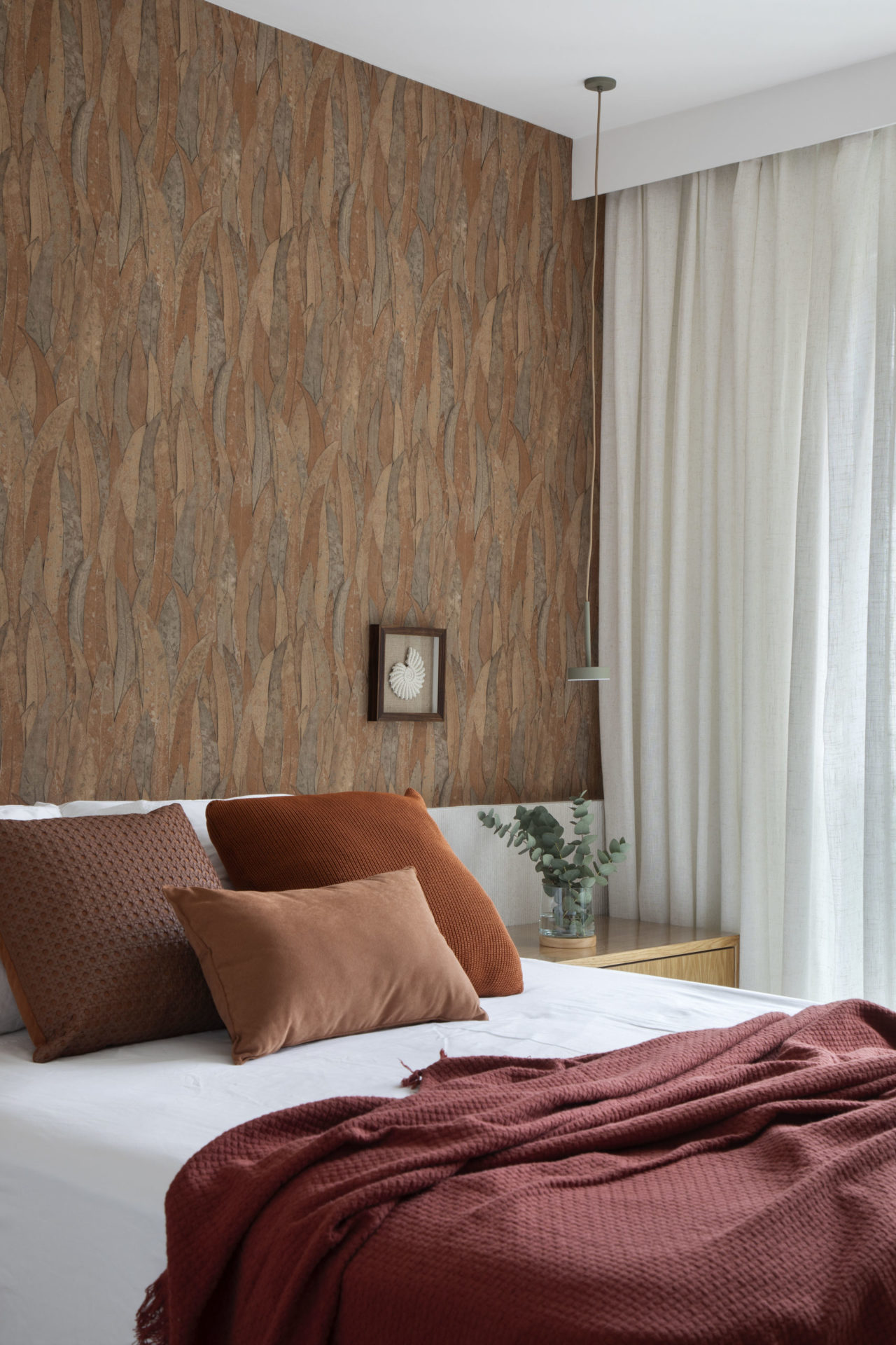 na foto um quarto com cama de casal