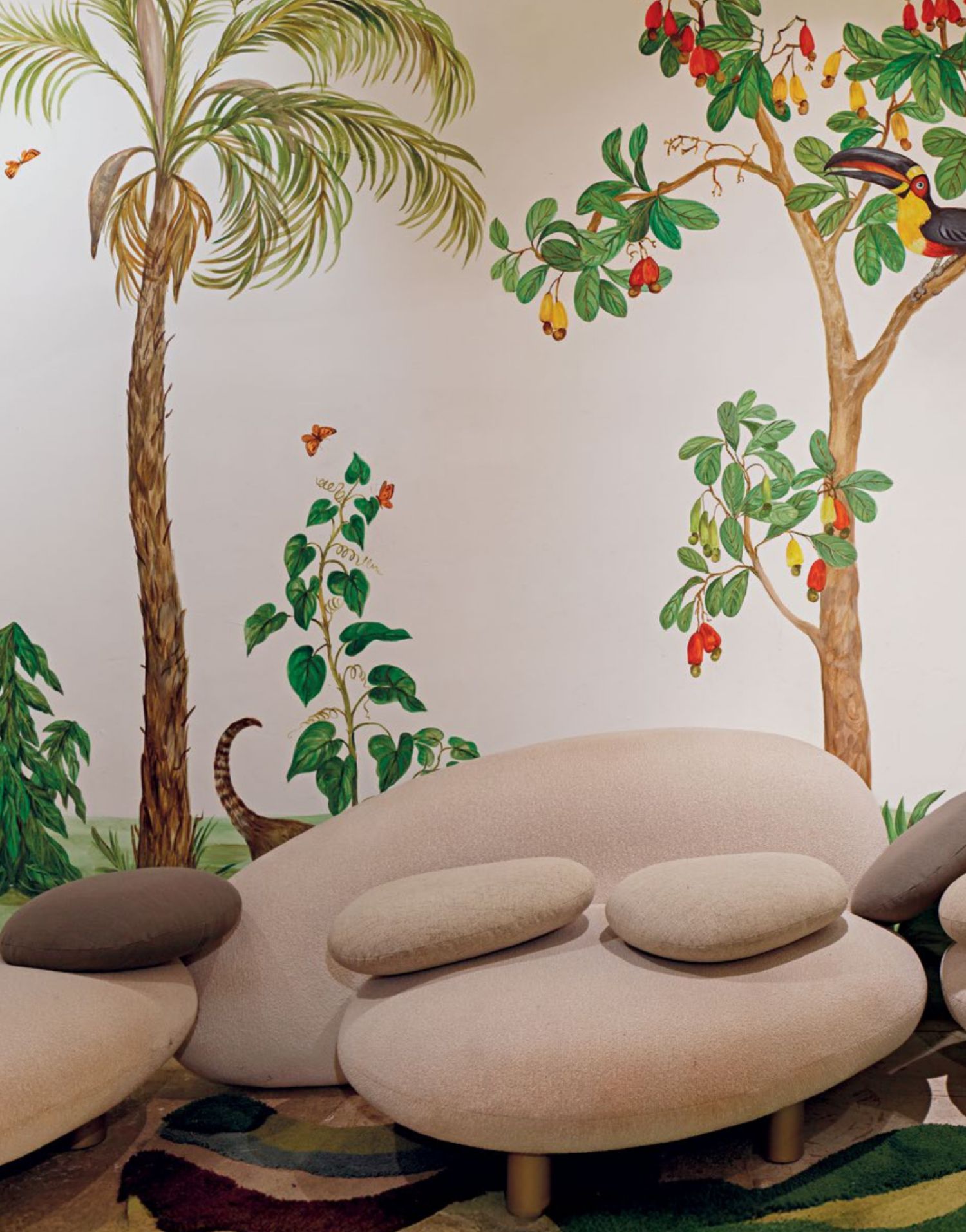 na foto uma parede pintada com árvores e frutas