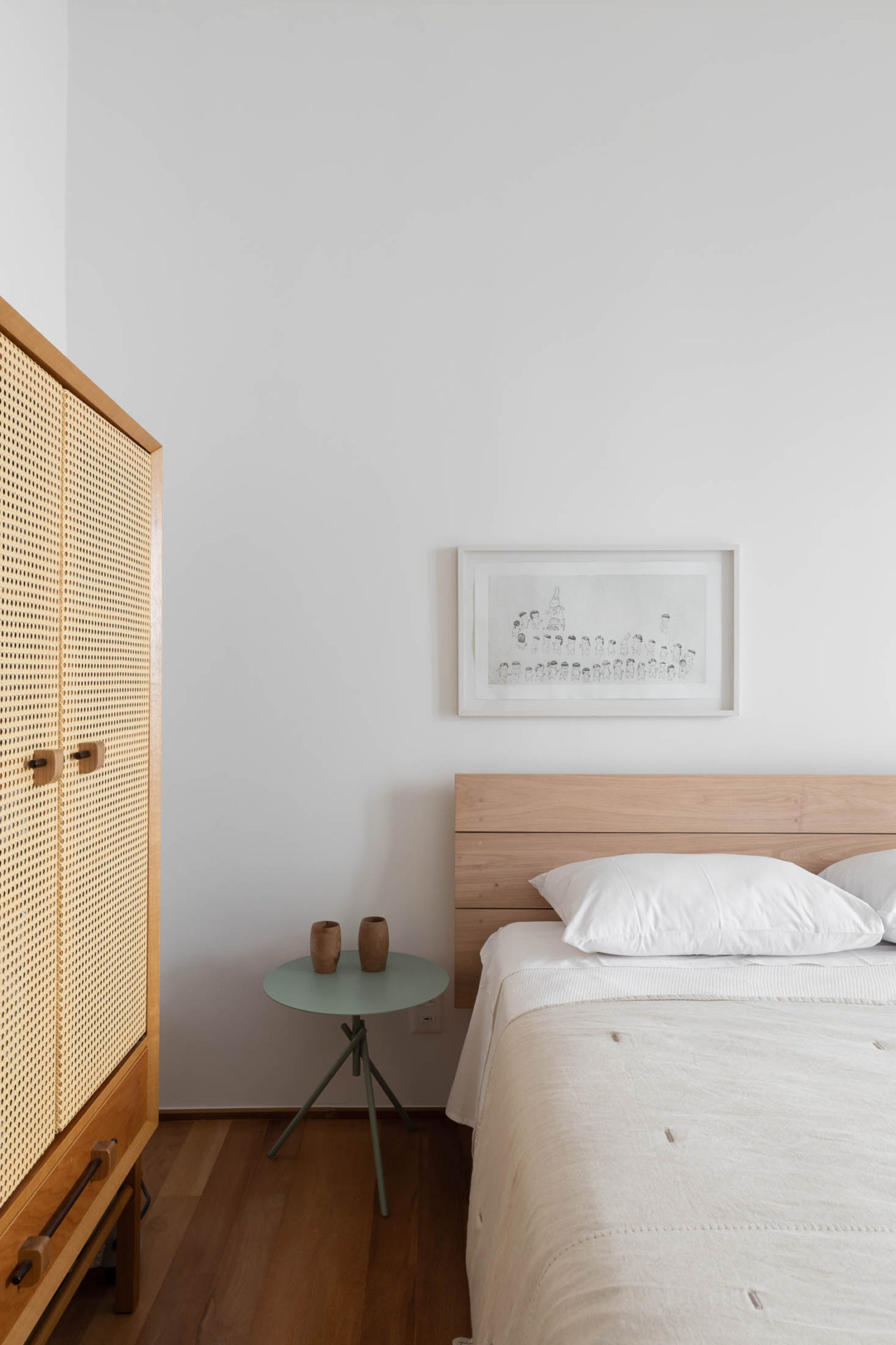 na foto quarto com cama de casal e armário