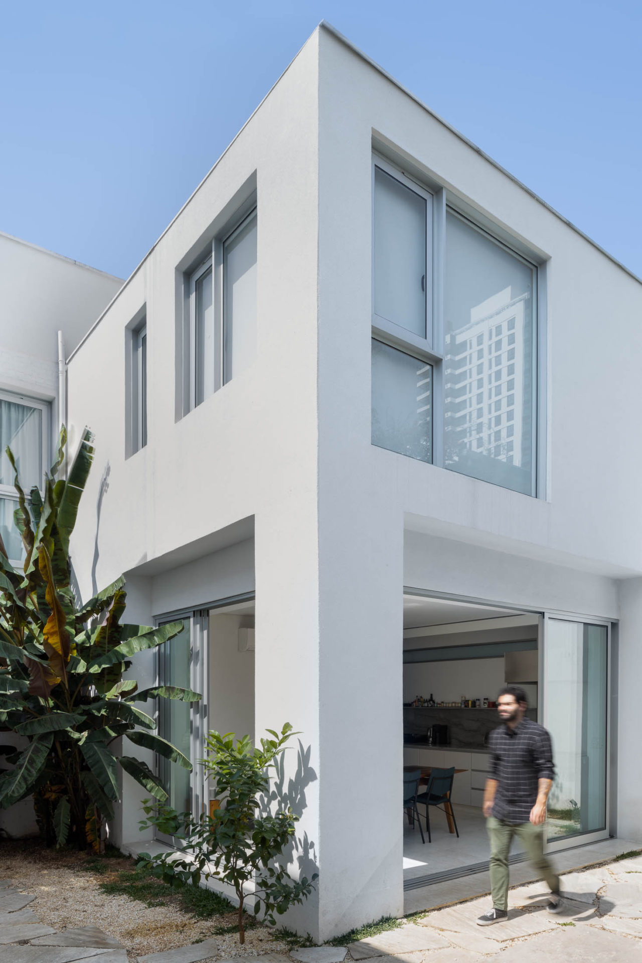 na foto fachada de casa de dois andares