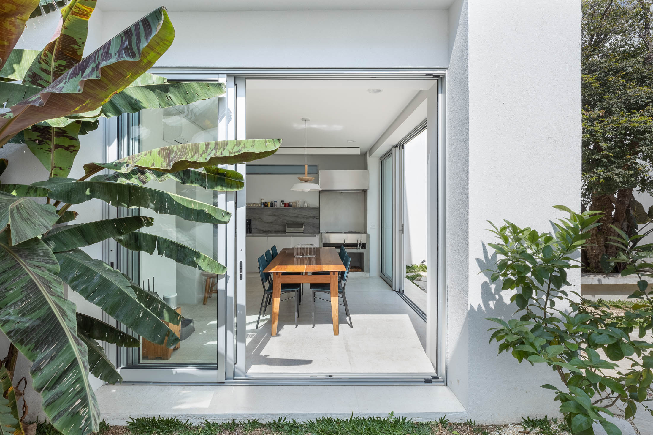 na foto jardim e sala de jantar