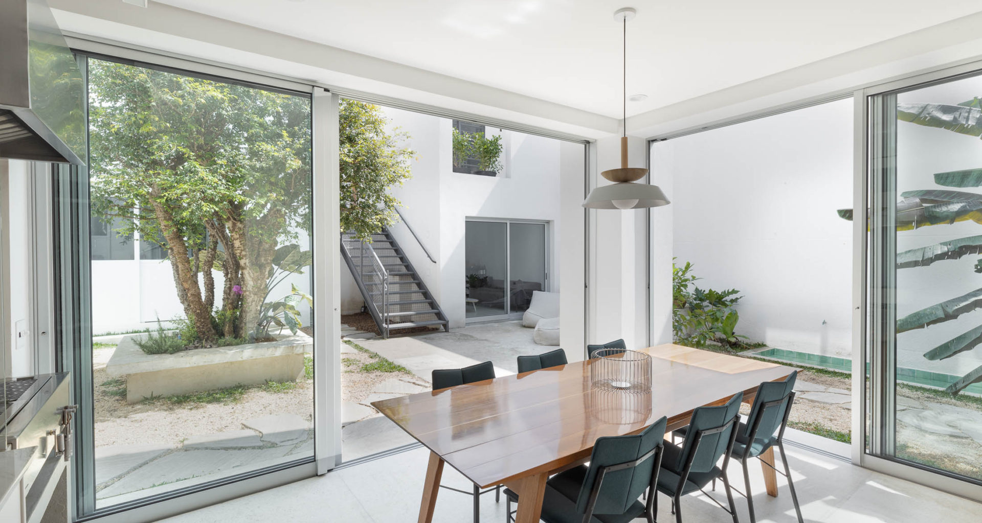 na foto casa com escada na área externa para o segundo andar