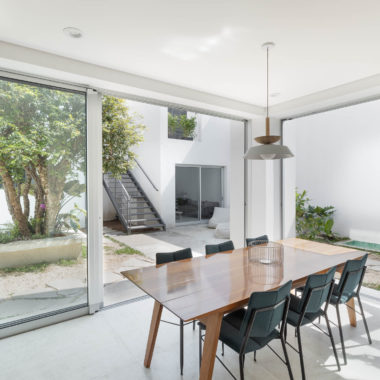 na foto casa com escada na área externa para o segundo andar