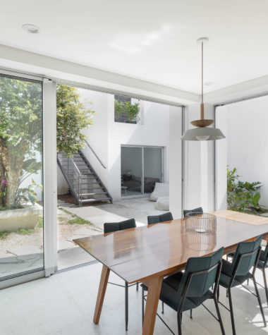 na foto casa com escada na área externa para o segundo andar