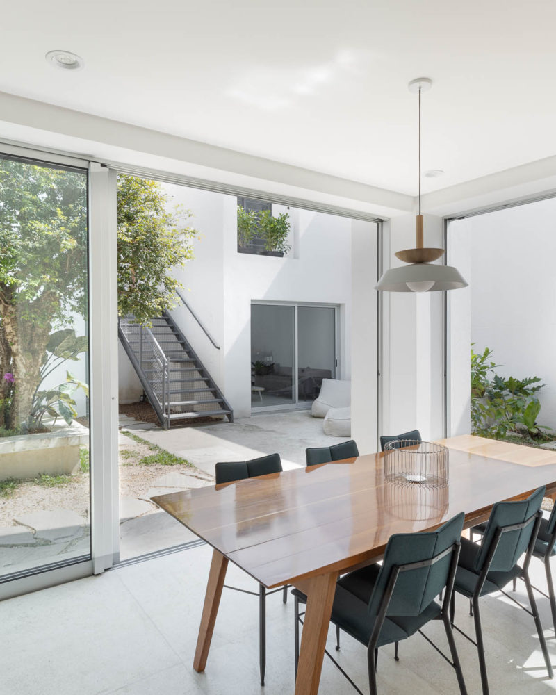 na foto casa com escada na área externa para o segundo andar