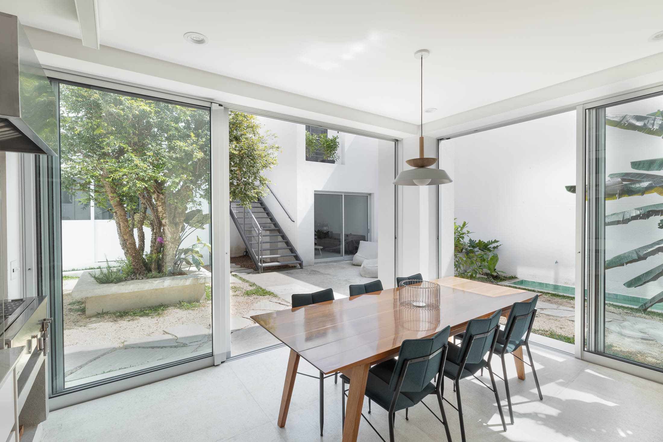 Antigo pet shop é remodelado e vira casa de 300 m² sob medida