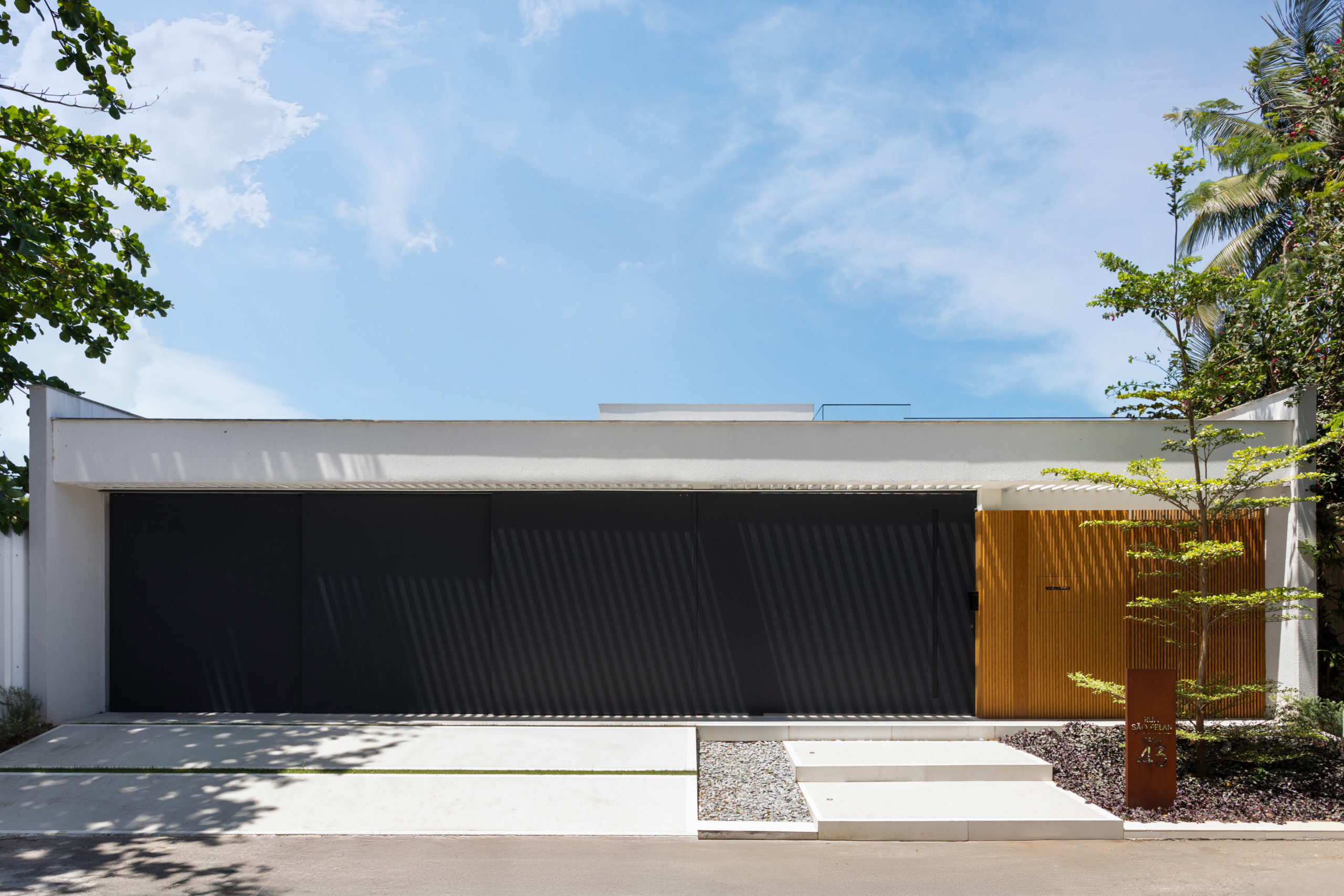 na foto fachada de casa na praia da barra da tijuca