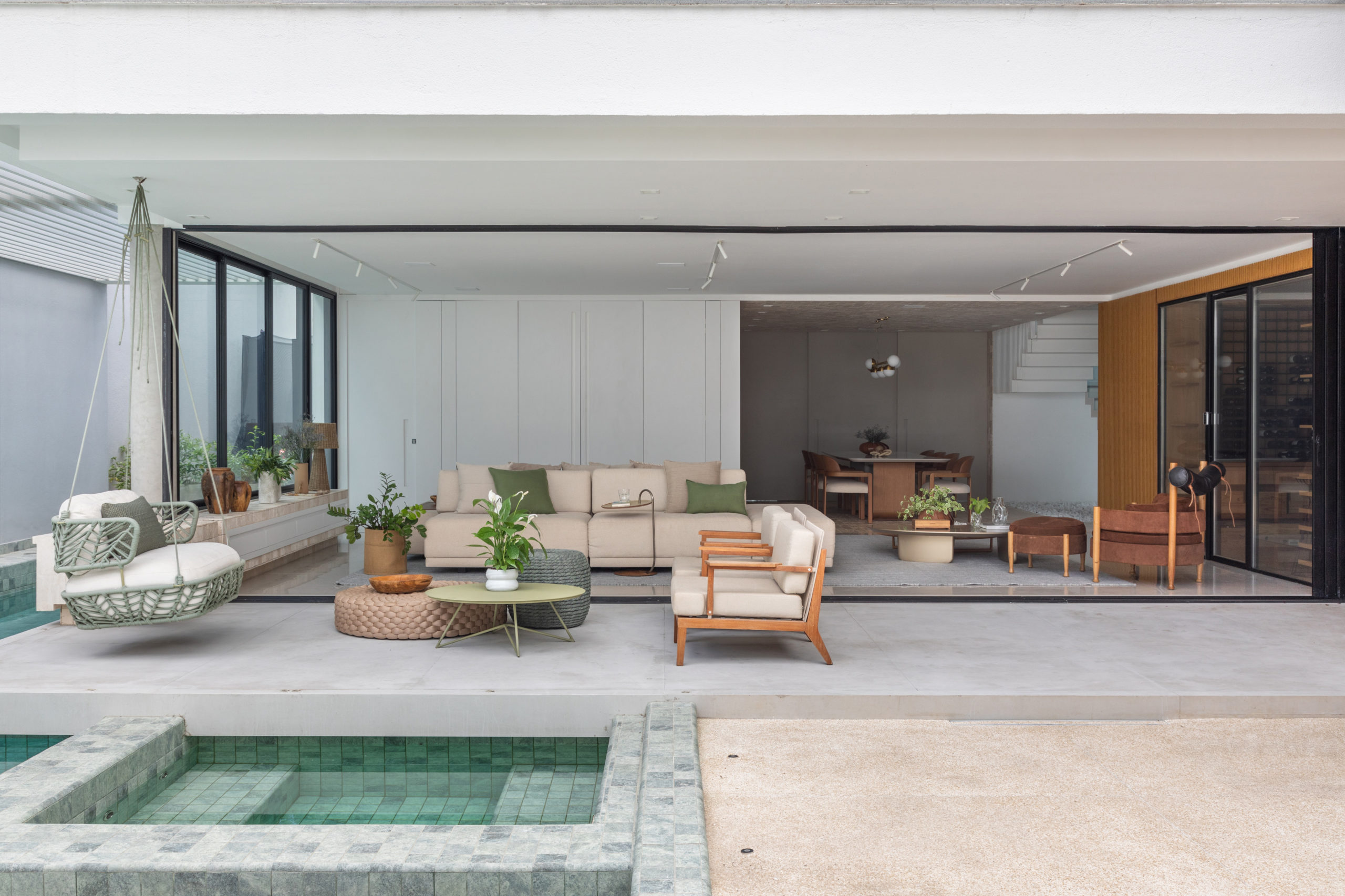 na foto casa com piscina e área de convivência