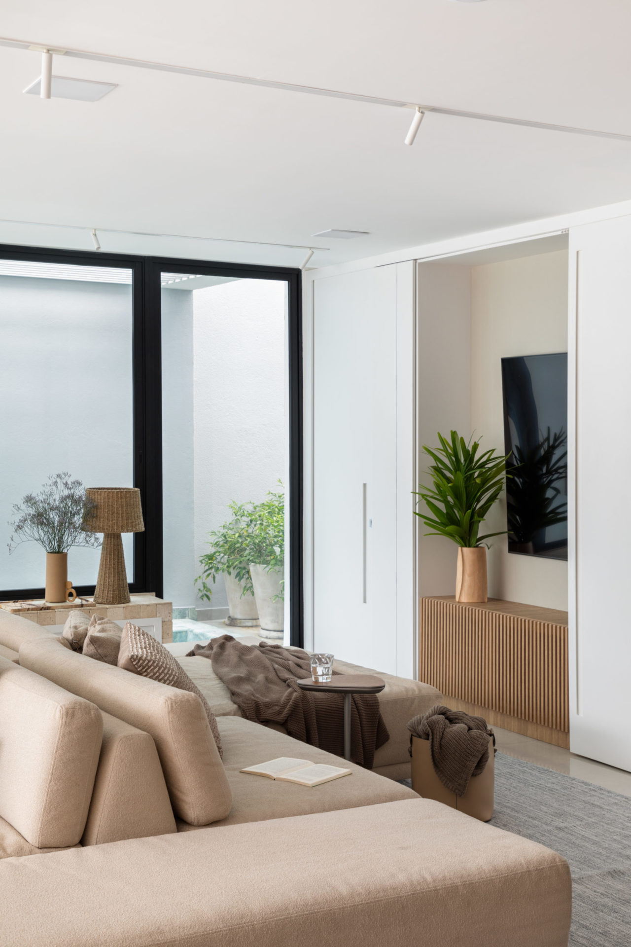 na foto sala com sofá e tv