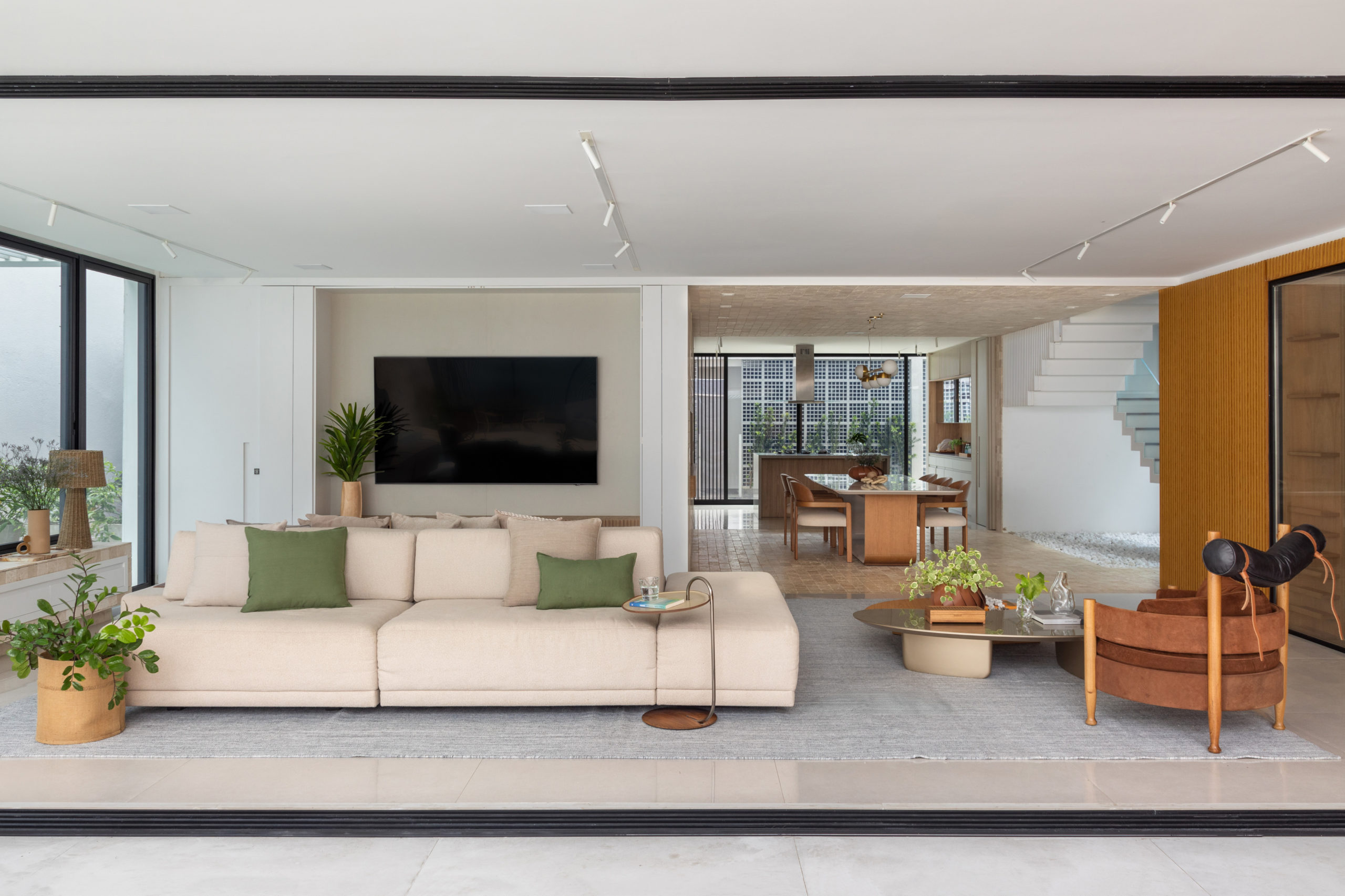 na foto sala de estar de casa na praia da barra da tijuca